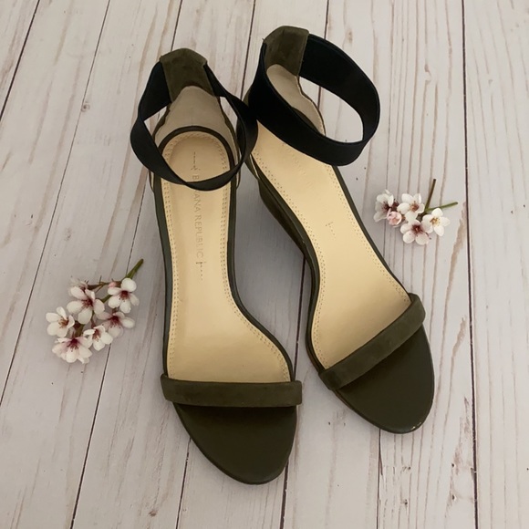 Banana Republic olive green sandal - Picture 5 of 16